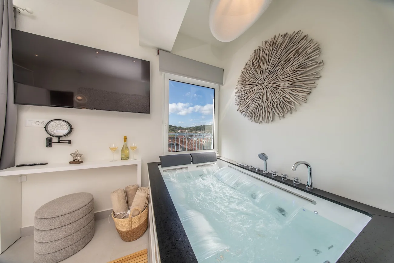 Luxury suites Fiscardo Kefalonia with private jacuzzi